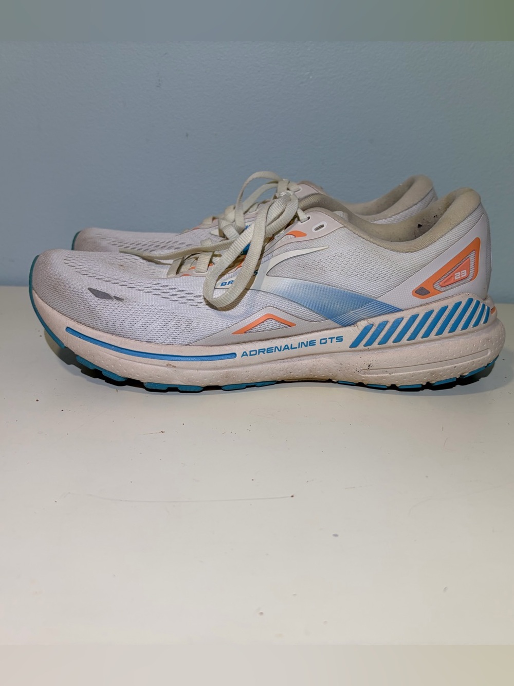 Brooks Adrenaline GTS Women's Running Shoes - White with Blue & Peach. Sz 9 1/2